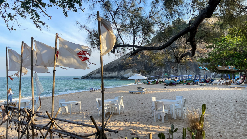 ปล่อยใจไปกับหาดลับสุดสงบ“หาดทรายน้อย” image
