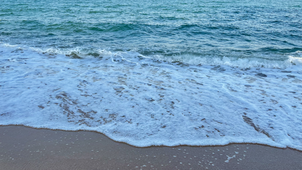 ปล่อยใจไปกับหาดลับสุดสงบ“หาดทรายน้อย” image
